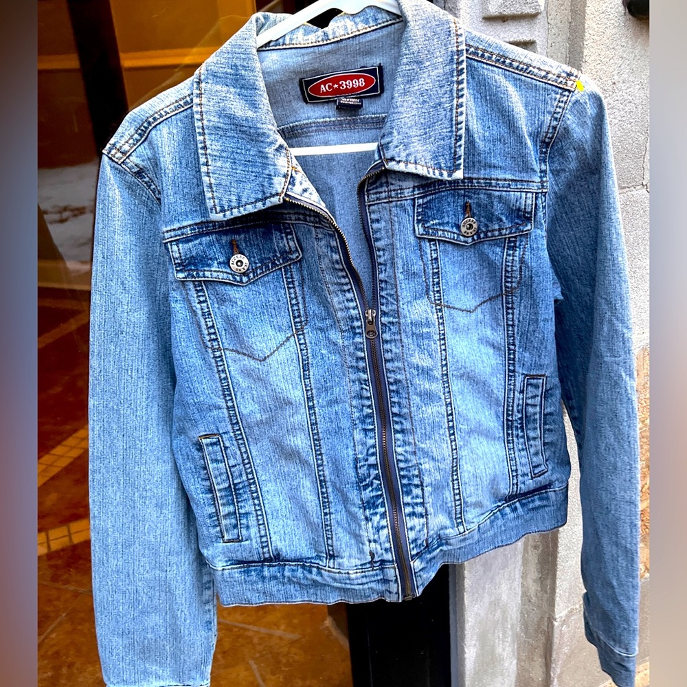 Access woman’s jean jacket